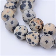 8 mm. natuligr, frostet, Jasper/dalmatiner streng